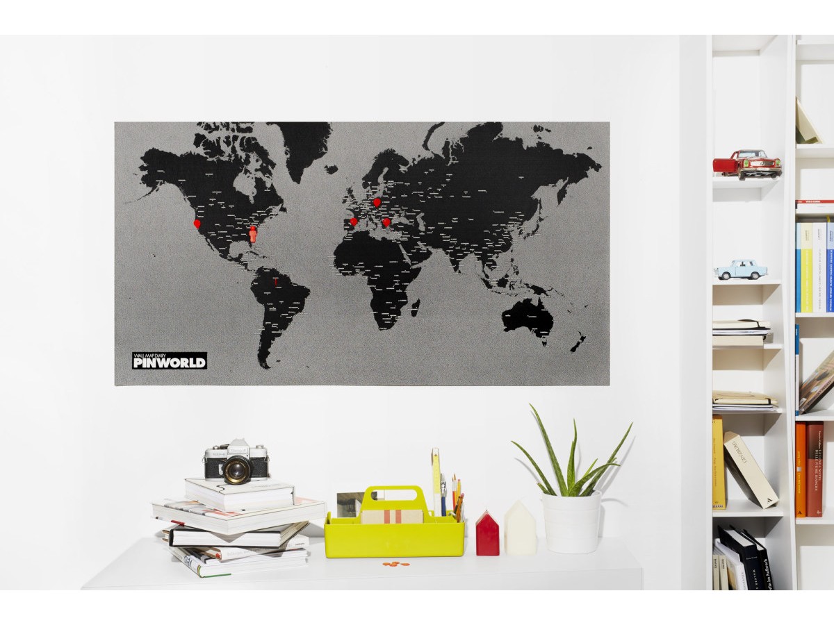 Pin World Black - Världskarta på filt med nålar 124x66cm Pin World Black - Världskarta på filt med nålar 124x66cm